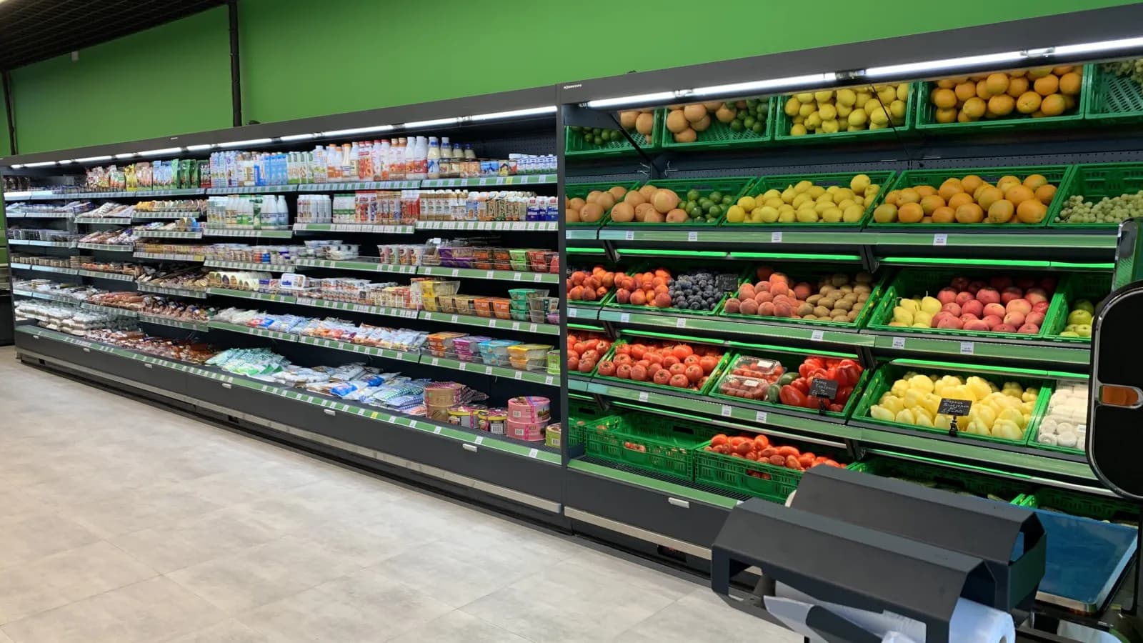 Mural refrigerado abierto Cooles con frutas y verduras en supermercado