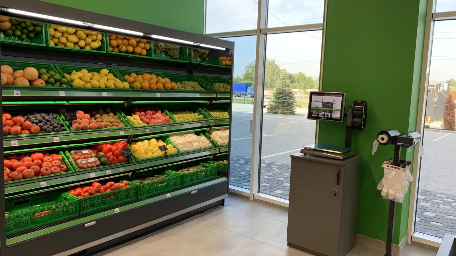 Mural refrigerado abierto Cooles en pasillo de supermercado