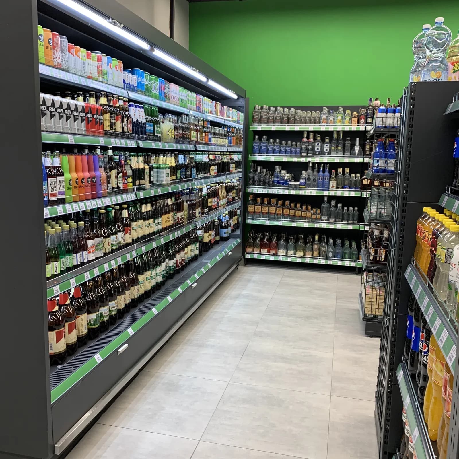 Murales refrigerados abiertos Cooles en pasillo de supermercado
