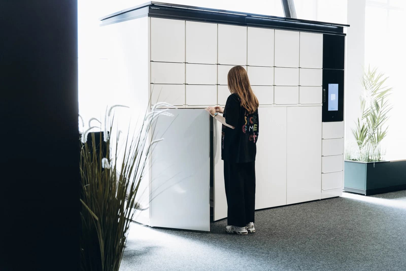 Detalle de uso de un locker LOKO en showroom